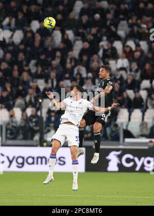 Allianz Stadium, Turin, Italien, 12. März 2023 Danilo (Juventus FC) im Kampf gegen Mehdi Leris (UC Sampdoria) während Juventus FC vs. UC Sampdoria Stockfoto