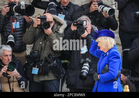 London, Großbritannien. 13. März 2023. Camilla hält sich bei windigem Wetter an ihrem Hut fest. König Charles und Camilla, die königliche Gemahlin. Politiker, Royals und Gäste kommen und gehen vom heutigen Commonwealth Service, der in Westminster Abbey im Zentrum von London stattfindet. Credit: Imageplotter/Alamy Live News Stockfoto