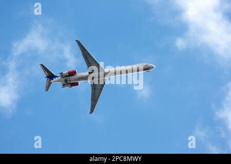 London, England - Juni 22 2008: McDonnell Douglas MD-82 von Scandinavian Airlines auf dem Weg zum London City Airport. Stockfoto