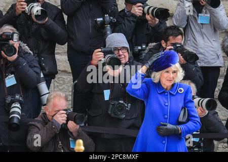 London, Großbritannien. 13. März 2023. Camilla hält sich bei windigem Wetter an ihrem Hut fest. König Charles und Camilla, die königliche Gemahlin. Politiker, Royals und Gäste kommen und gehen vom heutigen Commonwealth Service, der in Westminster Abbey im Zentrum von London stattfindet. Credit: Imageplotter/Alamy Live News Stockfoto