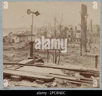 Blick auf die Ruinen des Arsenal, Richmond, Virginia, April 1865. Nein B961, Title from item, montiert mit fünf weiteren Fotos mit allgemeiner Bildunterschrift: Views of Arsenal Ruins, Richmond, Virginia, Gift; Oberst Godwin Ordway; 1948. Armories, Virginia, Richmond, 1860-1870, Vereinigte Staaten, Geschichte, Bürgerkrieg, 1861-1865, Zerstörung und Plünderung, Vereinigte Staaten, Virginia, Richmond. Stockfoto