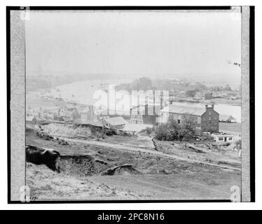 Blick auf Rocketts und die Südseite des James River von Libby Hill. Nein B891, Titel von Posten, siehe auch: LOS 11486-A, Nr. 4, mit vier weiteren Fotos mit allgemeiner Bildunterschrift: Views in Richmond, Virginia, Gift; Oberst Godwin Ordway; 1948. Waterfronts, Virginia, Richmond, 1860-1870, Vereinigte Staaten, Geschichte, Bürgerkrieg, 1861-1865, James River (Va), 1860-1870, Usa, Virginia, Richmond. Stockfoto