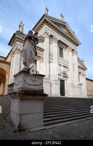 Außenansicht des Doms von Urbino, Italien, neoklassizistische Kathedrale, die der Annahme der Jungfrau Maria gewidmet ist Stockfoto