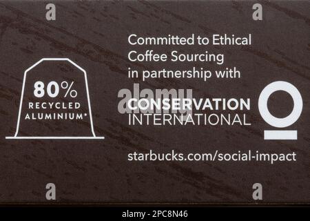 80 % recyceltes Aluminium, das sich in Zusammenarbeit mit Conservation International der ethischen Kaffeebeschaffung verschrieben hat, Details auf der Verpackung von Starbucks Kaffeekapseln Stockfoto