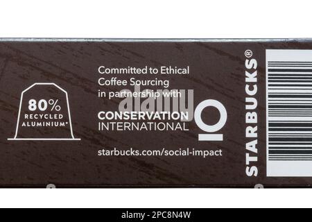 80 % recyceltes Aluminium, das sich in Zusammenarbeit mit Conservation International der ethischen Kaffeebeschaffung verschrieben hat, Details auf der Verpackung von Starbucks Kaffeekapseln Stockfoto