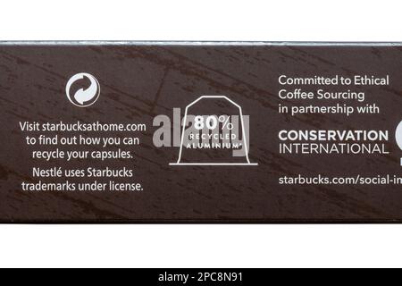 80 % recyceltes Aluminium, das sich in Zusammenarbeit mit Conservation International der ethischen Kaffeebeschaffung verschrieben hat, Details auf der Verpackung von Starbucks Kaffeekapseln Stockfoto