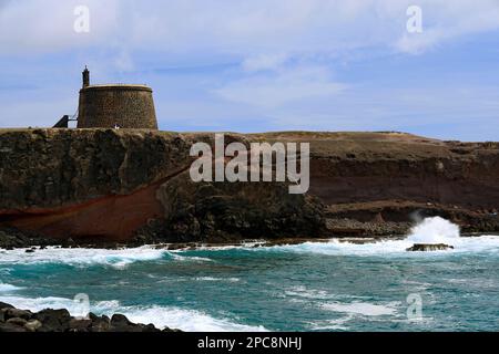 Torre Del Aguila / Castillo De Las Coloradas, Playa Blanca, Lanzarote, Spanien. Stockfoto