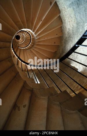 Das Innere des alten Burgturms mit einer Wendeltreppe nach oben Stockfoto