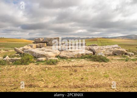 Dolmen in Westtunesien. Les Mégalithes d'Ellès, Kef, Tunesien, Erkundung der antiken Megalithen Stockfoto