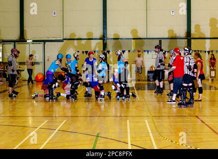 Roller-Derby-Rennen in Southend zwischen den Gastgebern der Seaside Sirens und von Bristol, den Hafenhuren Stockfoto