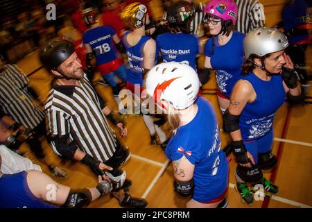 Nach einem Roller-Derby gegen die Seaside Sirens danken die Bristol Habour-Huren den Schiedsrichtern Stockfoto