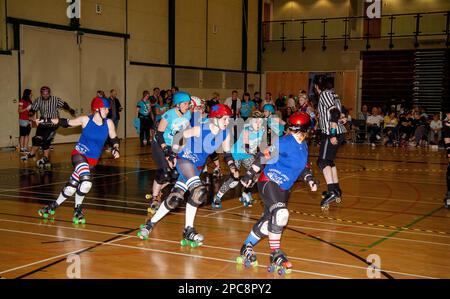 Roller-Derby-Rennen in Southend zwischen den Gastgebern der Seaside Sirens und von Bristol, den Hafenhuren Stockfoto