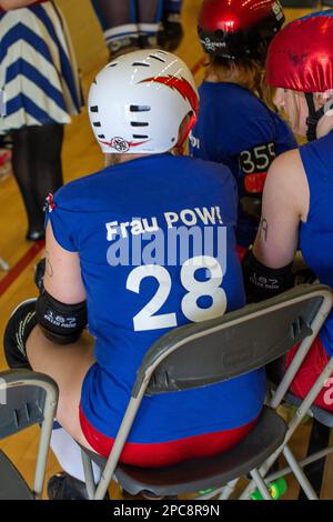 Bristol Harbour Huren Roller-Derby-Skaterin Frau POW! Er saß bei einem Kampf in Southend Stockfoto