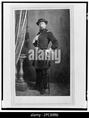 2. Lieutenant Julius Richardt, Gewerkschaftsoffizier im 24. Illinois Infanterie-Regiment, Porträt in voller Länge, stehend, mit Blick nach vorne / T.M. Schleier's Cartes de Visite Photograph Gallery, Nashville, Tennessee. Titel erfunden von Library Staff, in: Adolph Metzner Fotoalbum ., no 47, Farb-Laserkopie als Ersatz, mit Vorder- und Rückseite des Fotos, abgelegt mit Suchhilfen für LOS 8751 im P&P Reading Room. Richardt, Julius, Militärdienst, Vereinigte Staaten, Armee, Illinois Infantry Regiment, 24. (1861-1864), People, UnifForms, 1860-1870, Usa, Geschichte, Bürgerkrieg, 1861-1865, Militär Stockfoto