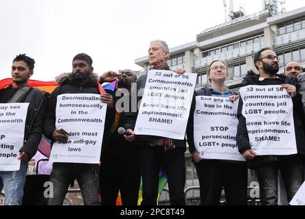 London, Vereinigtes Königreich, 13. März 2023. Peter Tatchell führte während des Commonwealth Service einen Protest außerhalb der Westminster Abbey an, bei dem Würdenträger anwesend waren. 32 von 56 Commonwealth-Ländern haben LGBT-Menschen und 7 haben lebenslängliche Freiheitsstrafen. Kredit : Monica Wells/Alamy Live News Stockfoto