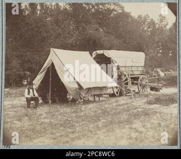 Batterieladewagen und -Lager, Militär-Telegrafenkorps, Feldtelegrafendetektorat, Batteriewagen und Offizierszelt des Militär-Telegrafenkorps, Hauptquartier der Potomac, 24. Juni 1864. Nr. 786, Titel von Artikel, alternativer Titel, Fotograf und Datum aus Katalog der fotografischen Vorfälle des Krieges, von Alexander Gardner..von Bob Zeller, veröffentlicht vom Center for Civil war Photography, c2003, montiert mit fünf weiteren Fotos, handgeschrieben auf Verso: 'Miller, Vol. 8, S. 355', Gift; Oberst Godwin Ordway; 1948. Usa, Geschichte, Bürgerkrieg, 1861-1865. Stockfoto