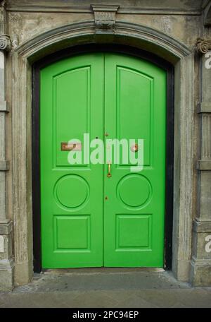 Blick auf die helle, traditionelle englische grüne Haustür. Eingangstür Stockfoto