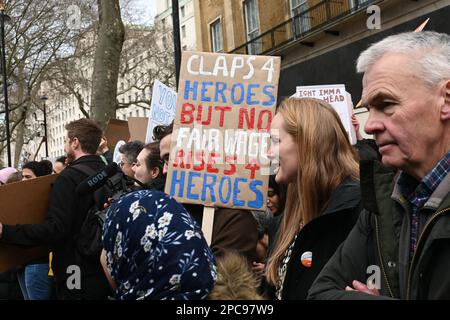 Whitehall, London, Großbritannien. 13. März 2023. Zu Beginn der 72-stündigen Arbeitskampagne über Lohn- und Arbeitsbedingungen halten Ärzte in der Ausbildung Plakate, die ihre Meinung an der Streikpostenlinie im St. Thomas' Hospital zum Ausdruck bringen. Kredit: Siehe Li/Picture Capital/Alamy Live News Stockfoto