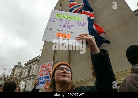 Whitehall, London, Großbritannien. 13. März 2023. Zu Beginn der 72-stündigen Arbeitskampagne über Lohn- und Arbeitsbedingungen halten Ärzte in der Ausbildung Plakate, die ihre Meinung an der Streikpostenlinie im St. Thomas' Hospital zum Ausdruck bringen. Kredit: Siehe Li/Picture Capital/Alamy Live News Stockfoto