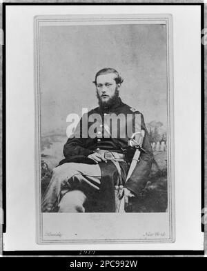 Unidentifizierter Gewerkschaftsoffizier, dreiviertel langes Porträt, sitzend, nach links gerichtet, mit Schwert an seiner Seite. Auf Verso: Brady's National Photographic Portrait Galleries, Broadway & Tenth Street, New York. & No. 352 Pennsylvania Av. Washington, D.C., in Album: [U.S. Army Officers and Other Persons of the Civil war Period / John White Geary, comp. 1861-1865], Nr. 73, Surrogat S. 19 (oben links), Surrogate als Farblaserkopie im P&P Reading Room erhältlich. USA, Geschichte, Bürgerkrieg, 1861-1865, Militärpersonal, Union, Militäroffiziere, Union, 1860-1870. Stockfoto