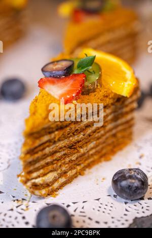 Ein Stück Honigkuchen. Querschnittsansicht. Nahaufnahme Stockfoto