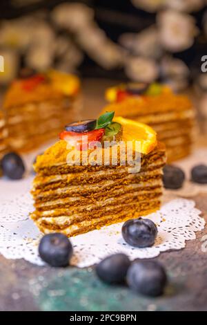 Ein Stück Honigkuchen. Querschnittsansicht. Nahaufnahme Stockfoto