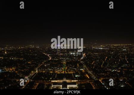 Blick auf die Stadt vom Eiffelturm bei Nacht, Paris aus der Höhe des Fluges Stockfoto
