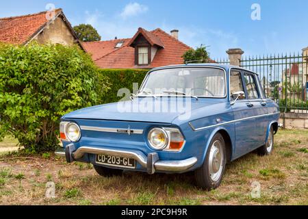 Lamorlaye, Frankreich - Juli 05 2020: Der alte Renault 10 Major parkt im Busch. Der Renault 10 wurde von 1965 bis 1971 hergestellt. Stockfoto