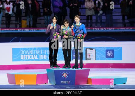 Turin, Italien. 10. Dezember 2022. (L) Sota Yamamoto aus Japan (Silber), (C) Shoma Uno aus Japan (Gold) und (R) Ilia Malinin aus den USA (Bronze) posieren mit ihren Medaillen in den Senioren während des ISU Grand Prix des Eiskunstlauf-Finales Turin in Palavela. (Kreditbild: © Davide Di Lalla/SOPA Images via ZUMA Press Wire) NUR REDAKTIONELLE VERWENDUNG! Nicht für den kommerziellen GEBRAUCH! Stockfoto