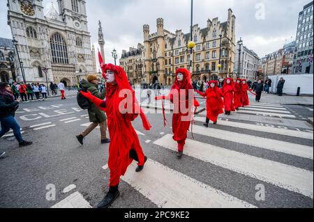London, Großbritannien. 13. März 2023. Aussterbende Rebellen passieren Westmister Abbey kurz vor dem Gottesdienst, um den Commonwealth Day zu feiern. Kredit: Guy Bell/Alamy Live News Stockfoto