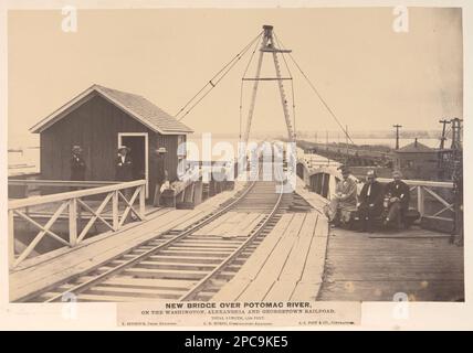 Neue Brücke über den Potomac River an der Washington, Alexandria und Georgetown Railroad. Gesamtlänge: 5.104 Meter. Titel abgeschrieben von Artikel, eine weitere Kopie verarbeitet als LOS 11486, in: United States Military Rail Road Fotoalbum, Seite 94. Washington, Alexandria und Georgetown Railroad Company, Facilities, Railroad Bridges, 1860-1870, Hebevorrichtungen, 1860-1870, Potomac River, 1860-1870, Usa, Geschichte, Bürgerkrieg, 1861-1865, Ingenieurwesen und Bauwesen. Stockfoto