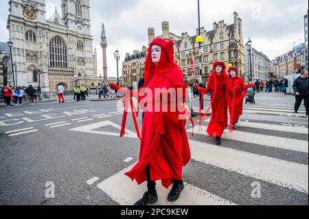 London, Großbritannien. 13. März 2023. Aussterbende Rebellen passieren Westmister Abbey kurz vor dem Gottesdienst, um den Commonwealth Day zu feiern. Kredit: Guy Bell/Alamy Live News Stockfoto