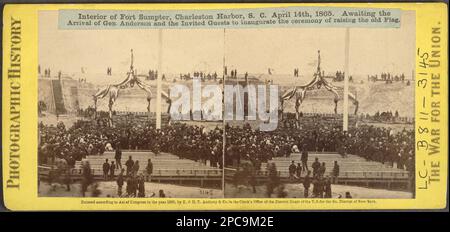 Charleston, South Carolina. Zeremonie zum Flaggenhissen in Fort Sumter. In Erwartung der Ankunft von General Anderson und lud Gäste ein, die Zeremonie zum Hissen der Flagge zu eröffnen, Innenraum von Fort Sumpter, Charleston Harbor, South Carolina, 14. April 1865. In Erwartung der Ankunft von General Anderson und der eingeladenen Gäste, um die Zeremonie zum Erheben der alten Flagge zu eröffnen. Bürgerkriegsfotos, 1861-1865. Usa, Geschichte, Bürgerkrieg, 1861-1865. Stockfoto