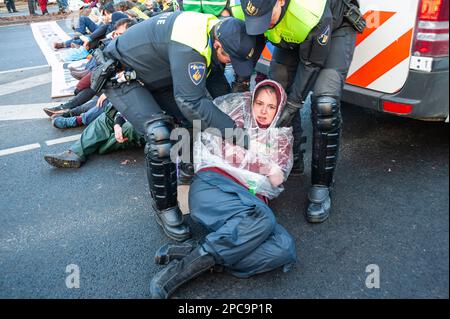 Ein Klimakämpfer, der während der Demonstration von der Polizei mitgerissen wurde. Extinction Rebellion organisierte heute Nachmittag eine Blockade auf der Autobahn A12 in Den Haag, trotz eines Verbots der Gemeinde. Die Polizei griff nach der Frist von 5 Uhr ein. Gegen 5:10 Uhr begann die Polizei, die Demonstration zu unterbrechen. Der sogenannte Froschjet des deutschen Wasserkanons wurde verwendet, um die Demonstranten während ihres Sitzens zu zerstreuen, was sehr wenig Wirkung hatte, da die meisten auf ein solches Ereignis vorbereitet waren. Nach Angaben von Extinction Rebellion waren mehr als 3.000 Demonstranten an der Blocka beteiligt Stockfoto