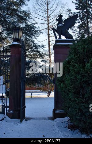 Karlsruhe, Deutschland - 12. Februar 2021: Tor zum Karlsruhe-Palast an einem verschneiten Wintertag in Deutschland. Stockfoto