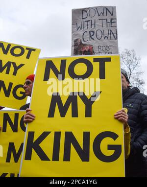 London, England, Großbritannien. 13. März 2023. Demonstranten gegen die Monarchie versammelten sich mit Not My King Schildern außerhalb der Westminster Abbey, als König Karl III. Und andere Mitglieder der königlichen Familie zum Commonwealth Day Gottesdienst eintrafen. (Kreditbild: © Vuk Valcic/ZUMA Press Wire) NUR REDAKTIONELLE VERWENDUNG! Nicht für den kommerziellen GEBRAUCH! Kredit: ZUMA Press, Inc./Alamy Live News Stockfoto