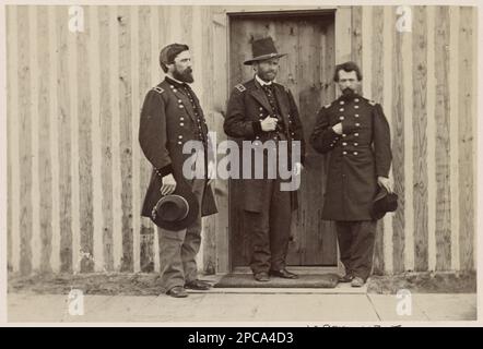 Brigadegeneral John A. Rawlins, links, Generalleutnant U.S. Grant, Center und Lieutenant Colonel Theodore S. Bowers in City Point, Virginia. Der Titel wurde von Bibliotheksmitarbeitern erfunden, Identifikation von Offizieren und Standort aus dem gleichen Negativ in der MOLLLUS-MASS Civil war Fotografiesammlung. Rawlins, John A, (John Aaron), 1831-1869, Grant, Ulysses S, (Ulysses Simpson), 1822-1885, Bowers, Theodore Shelton, 1832-1866, Usa, Geschichte, Bürgerkrieg, 1861-1865. Stockfoto