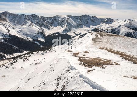 Die Continental Divide am Loveland Pass, Colorado, an einem sonnigen Winternachmittag aus der Vogelperspektive. Stockfoto