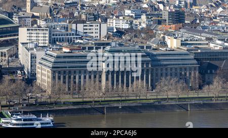 Gebäude der Agentur der Europäischen Union für Flugsicherheit in Köln an einem hellen Frühlingstag Stockfoto