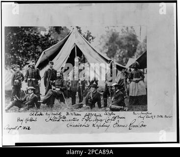 Hauptquartier Fünftes Armeekorps, Harrison's Landing, James River, Virginia. Zu den auf dem Berg identifizierten Sittern gehören Major Kirkland, Oberst Locke, Major Montieth, Dr. McMillan, General Porter, Captain McQuade, Oberst Norton, Oberst Mason, Mrs. Fairfax, Chief Cook & Bottle washer, Civil war Photograph Collection, handgeschrieben auf der Rückseite des Drucks: An General Grindley mit Grüßen von Fitz John Porter, Original Negative im Besitz des Nationalarchivs (111-B-2186). Afroamerikaner, Beschäftigung, Virginia, Harrisons Landing, 1860-1870, USA, Geschichte, Bürgerkrieg, 1861-1865, Militärpersonal, Gewerkschaft. Stockfoto