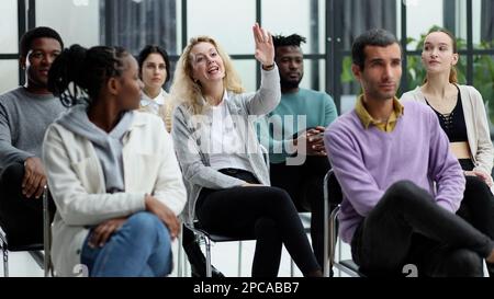 Führt eine Geschäftsausbildung mit einer Gruppe junger Menschen durch. Stockfoto