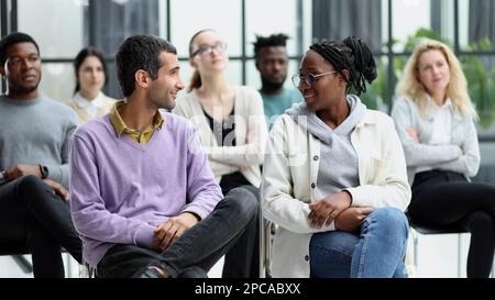 Führt eine Geschäftsausbildung mit einer Gruppe junger Menschen durch. Stockfoto