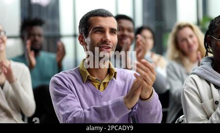 Seminar, Geschäftstreffen, Beifall. Überfülltes lächelndes Publikum, das die Rede einer Person klatscht. Stockfoto