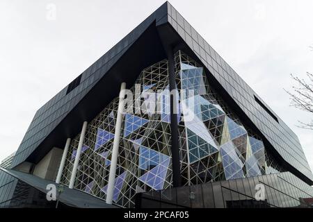 Berlin, Deutschland 12-05-2020 Detail des neuen Axel Springer-Gebäudes, entworfen von Rem Koolhaas Gründer des Büros für Metropolitanische Architektur OMA Stockfoto