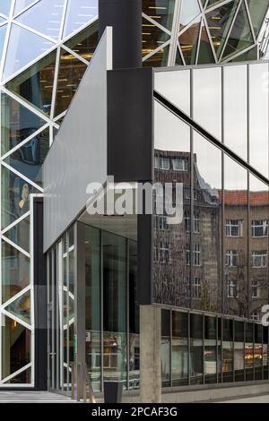 Berlin, Deutschland 12-05-2020 Detail des neuen Axel Springer-Gebäudes, entworfen von Rem Koolhaas Gründer des Büros für Metropolitanische Architektur OMA Stockfoto