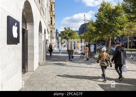 Apple Store im Kurfürstendamm, auch bekannt als Ku'Damm, eine der berühmtesten und luxuriösesten Straßen Berlins Stockfoto