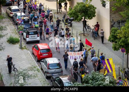 Berlin, Deutschland 08-21-2021 Sozialaktivisten demonstrieren gegen hohe Wohnkosten und andere wirtschaftliche Probleme. Stockfoto