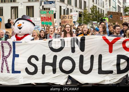 Berlin, Deutschland 9/20/2019 junge Menschen auf die Straßen in einem globalen Streik gegen den Klimawandel. Freitags für Zukunft Demonstration in Berlin. Stockfoto