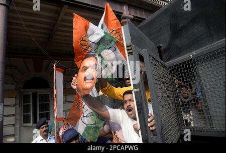 Kalkutta, Indien. 13. März 2023. Die Aufruhr-Polizei steht Kongressaktivisten gegenüber, die sich am 13. März 2023 in Kalkutta, Indien, einer Demonstration gegen Gautam Adani vor dem Governors House anschließen. (Kreditbild: © Saikat Paul/Eyepix via ZUMA Press Wire) NUR REDAKTIONELLE VERWENDUNG! Nicht für den kommerziellen GEBRAUCH! Kredit: ZUMA Press, Inc./Alamy Live News Stockfoto