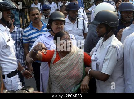 Kalkutta, Indien. 13. März 2023. Die Aufruhr-Polizei steht Kongressaktivisten gegenüber, die sich am 13. März 2023 in Kalkutta, Indien, einer Demonstration gegen Gautam Adani vor dem Governors House anschließen. (Kreditbild: © Saikat Paul/Eyepix via ZUMA Press Wire) NUR REDAKTIONELLE VERWENDUNG! Nicht für den kommerziellen GEBRAUCH! Kredit: ZUMA Press, Inc./Alamy Live News Stockfoto